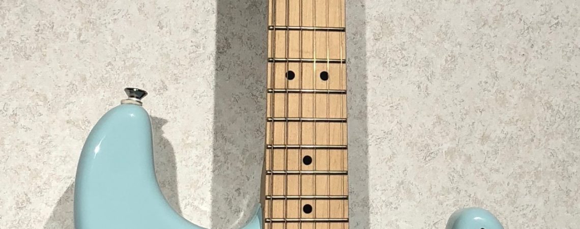 Squier Deluxe Strat Daphne Blue full